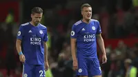 Pemain Leicester City, Jamie Vardy dan Adrien Silva tampak kecewa usai ditaklukkan Manchester United pada laga Premier League di Stadion Old Trafford, Jumat (10/8/2018). Manchester United menang 2-1 atas Leicester City. (AP/Jon Super)