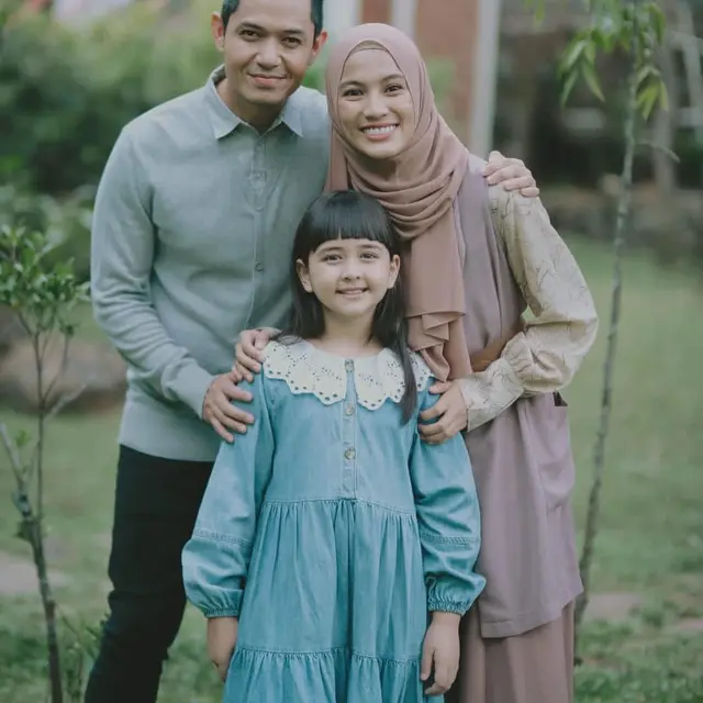 6 Potret Dude Harlino dan Alyssa Bareng Ciara Brosnan, Bak Orang Tua Kandung