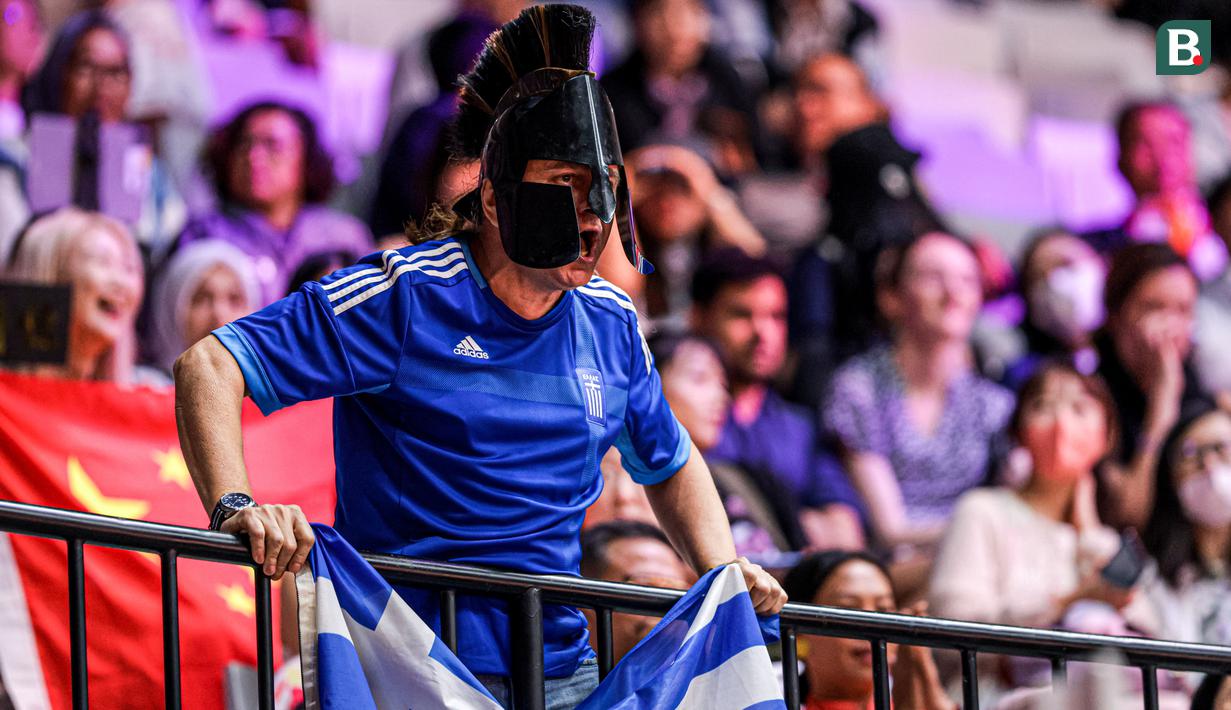<p>Seorang pendukung berkostum Sparta mendukung pesenam Yunani, Eleftherios Petrounias saat beraksi pada nomor gelang-gelang final aparatus putra Kejuaraan Dunia Gimnastik 2025 di Indonesia Arena, Senayan, Jakarta, Jumat (24/10/2025). (Bola.com/Bagaskara Lazuardi)</p>