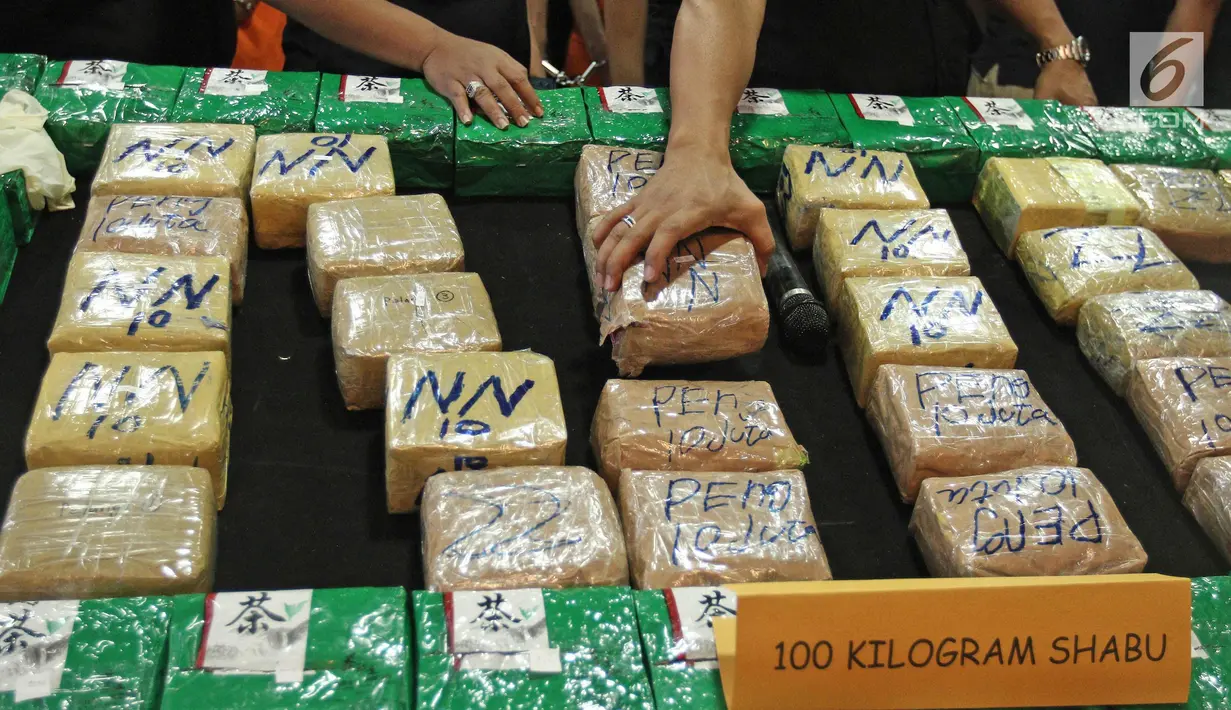 Barang bukti sabu diperlihatkan saat rilis di Jakarta, Kamis (21/12). Bareskrim Polri menahan tiga tersangka dan menyita 100 kilogram narkotika jenis sabu di Belawan, Medan pada (12/12) lalu. (Liputan6.com/Herman Zakharia)