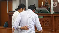 Terdakwa kasus pembunuhan Brigadir Yosua Hutabarat atau Brigadir J, Ferdy Sambo (kanan) berpelukan dengan istrinya yang juga terdakwa Putri Candrawathi (kiri) saat mengikuti sidang lanjutan di Pengadilan Negeri Jakarta Selatan, Jakarta, Selasa (13/12/2022). Sidang tersebut beragendakan mendengarkan kesaksian tiga orang saksi yakni Richard Eliezer, Ricky Rizal, dan Kuat Ma'ruf. (Liputan6.com/Faizal Fanani)
