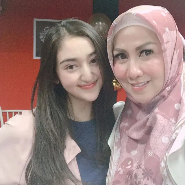 6 Potret Kebersamaan Ranty Maria dan Venna Melinda, Bak Anak Kandung