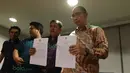 Direktur Hukum PSSI, Aristo Pangaribuan (kanan) dan Tim Pembela PSSI Togar Manahan Nero (2kanan) memberikan pernyataan pers terkait putusan MA yang menolak kasasi Kemenpora di kantor PSSI, Senayan, Jakarta, Selasa (8/3/2016). )Bola.com/Nicklas Hanoatubun)