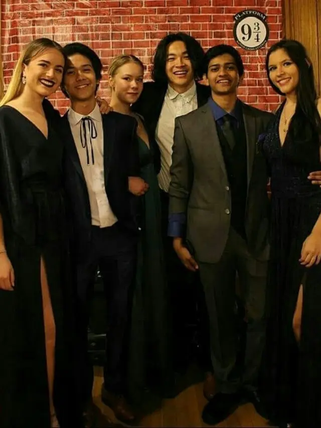 [Bintang] 8 Potret Iqbaal Ramadhan Saat Rayakan Winter Festival