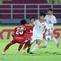 Pemain Vietnam U-17, Nguyen Van Duong (kedua kanan) menggiring bola melewati pemain Timnas Indonesia U-17 dalam laga Grup A Piala AFF U-17 2026 di Stadion Gelora Delta Sidoarjo, Sidoarjo, Jawa Timur, Minggu (19/04/2026). (Bola.com/M Iqbal Ichsan)