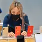 Para pembeli pertama iPhone 12 memamerkan perangkat yang baru dibelinya di Apple Store Orchard Road Singapura (Foto: Apple Newsroom)