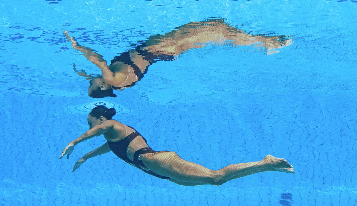 Anita Alvarez diketahui pingsan di dasar kolam di akhir penampilannya di nomor solo free final Kejuaraan Dunia Akuatik 2022 di Budapest, Hongaria, Rabu (22/6/2022). (AFP/Oli Scarff)
