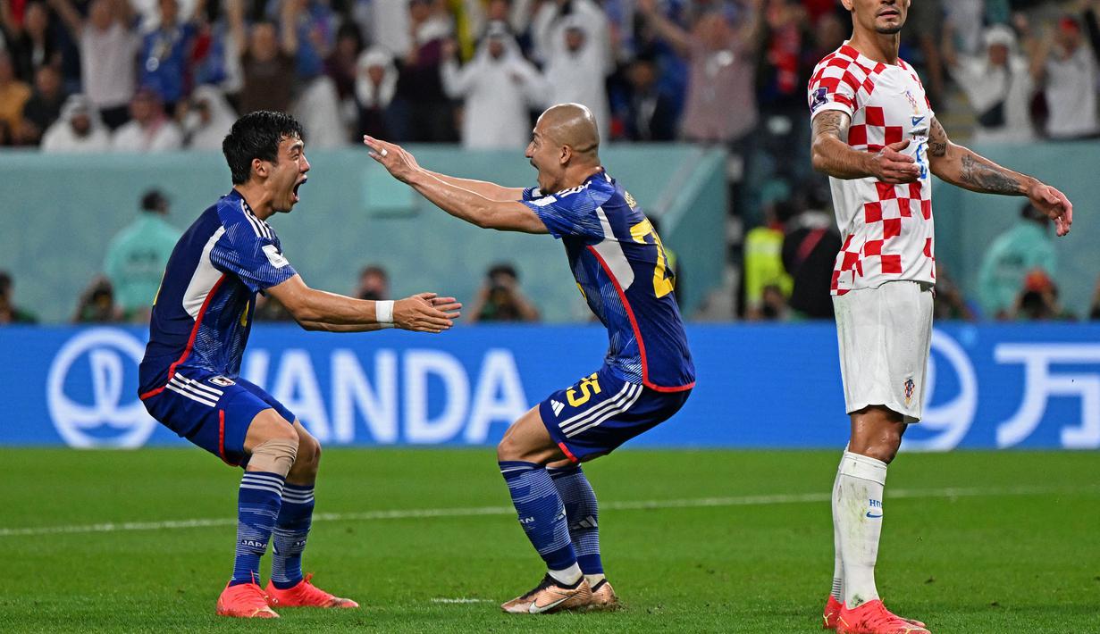 Pemain Jepang, Daizen Maeda (kanan) melakukan selebrasi bersama rekannya, Wataru Endo (kiri) setelah mencetak gol ke gawang Kroasia pada laga 16 besar Piala Dunia 2022 di Al-Janoub Stadium, Al-Wakrah, Qatar, 5 Desember 2022. (AFP/Ozan Kose)