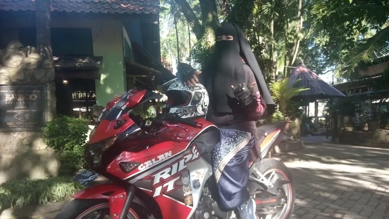 Aksi Apik Perempuan Bercadar Asal Bantul Tunggangi Motor Sport