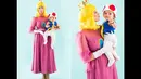 Kostum Halloween 'Princess Peach dan Toad'. Princess Peach adalah ratu dalam film kartun Mario Bros (Istimewa)