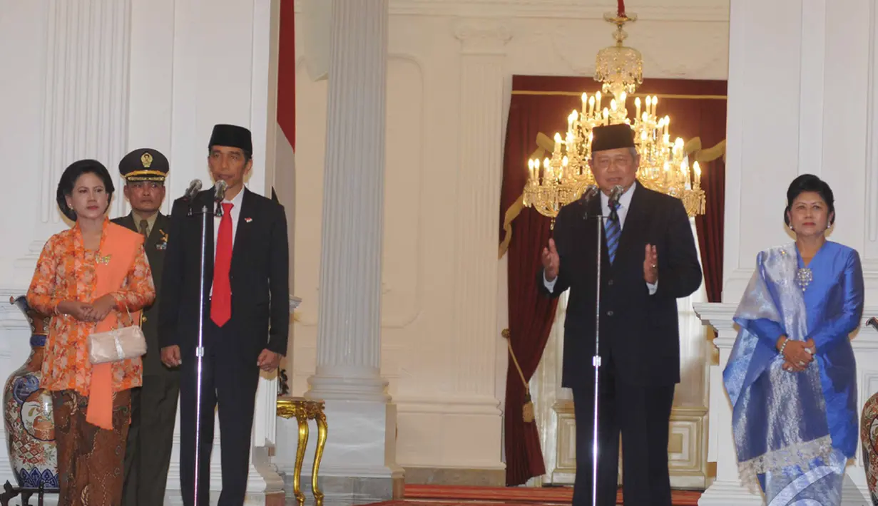 Presiden SBY menyampaikan pidatonya ketika menyambut kedatangan Presiden Jokowi di Istana Negara, Jakarta, Senin (20/10/2014) (Liputan6.com/Herman Zakharia)