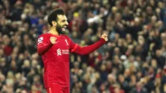 Pemain Liverpool Mohamed Salah melakukan selebrasi usai mencetak gol gawang Manchester United pada pertandingan sepak bola Liga Inggris di Stadion Anfield, Liverpool, Inggris, 19 April 2022. Liverpool menang 4-0. (AP Photo/Jon Super)