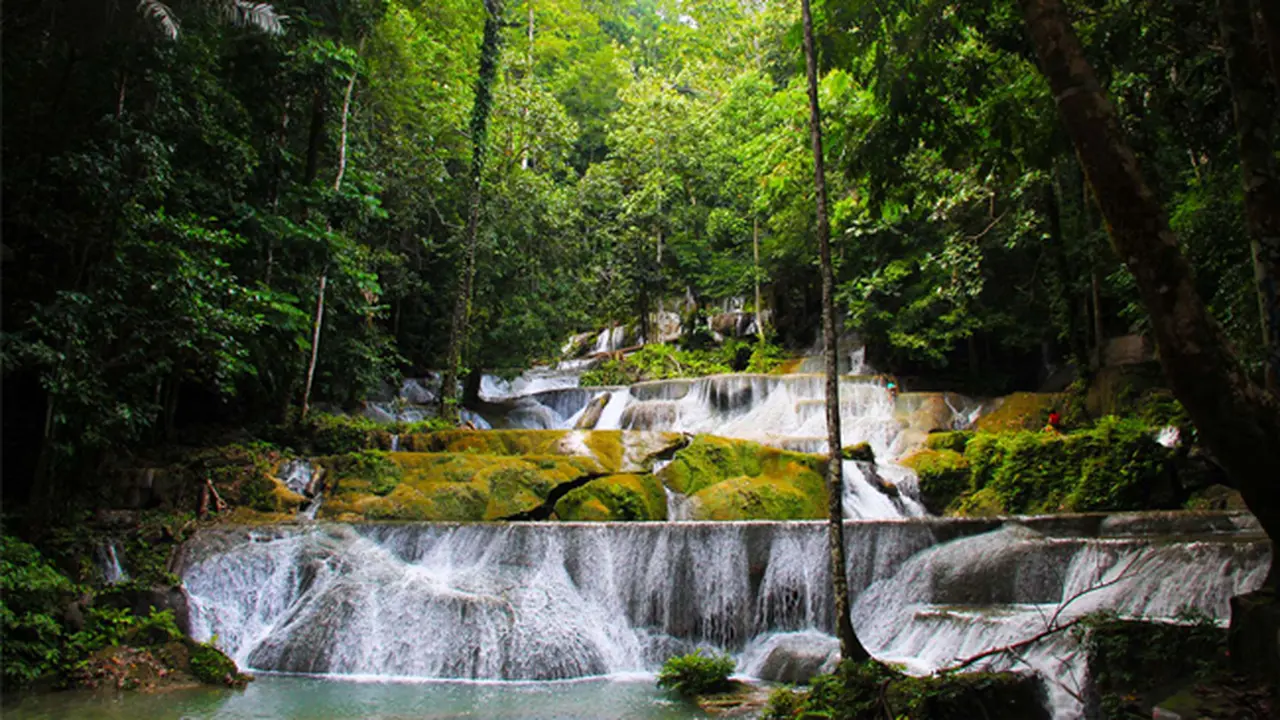 Air Terjun Paling Keren di Indonesia Ini Bikin Kita Melongo