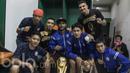 Para pemain Arema FC foto bersama saat merayakan gelar Piala Presiden 2017 di ruang ganti pemain. (Bola.com/Vitalis Yogi Trisna)