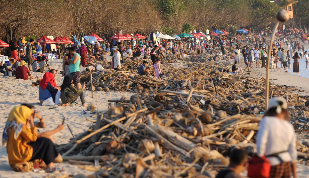 Pemandangan sampah yang terdampar akibat cuaca buruk di Pantai Kuta, Bali, Jumat (15/2). Hujan deras disertai angin kencang yang melanda Bali berdampak pada arus laut yang terus membawa sampah dari daerah lain. (SONNY TUMBELAKA/AFP)