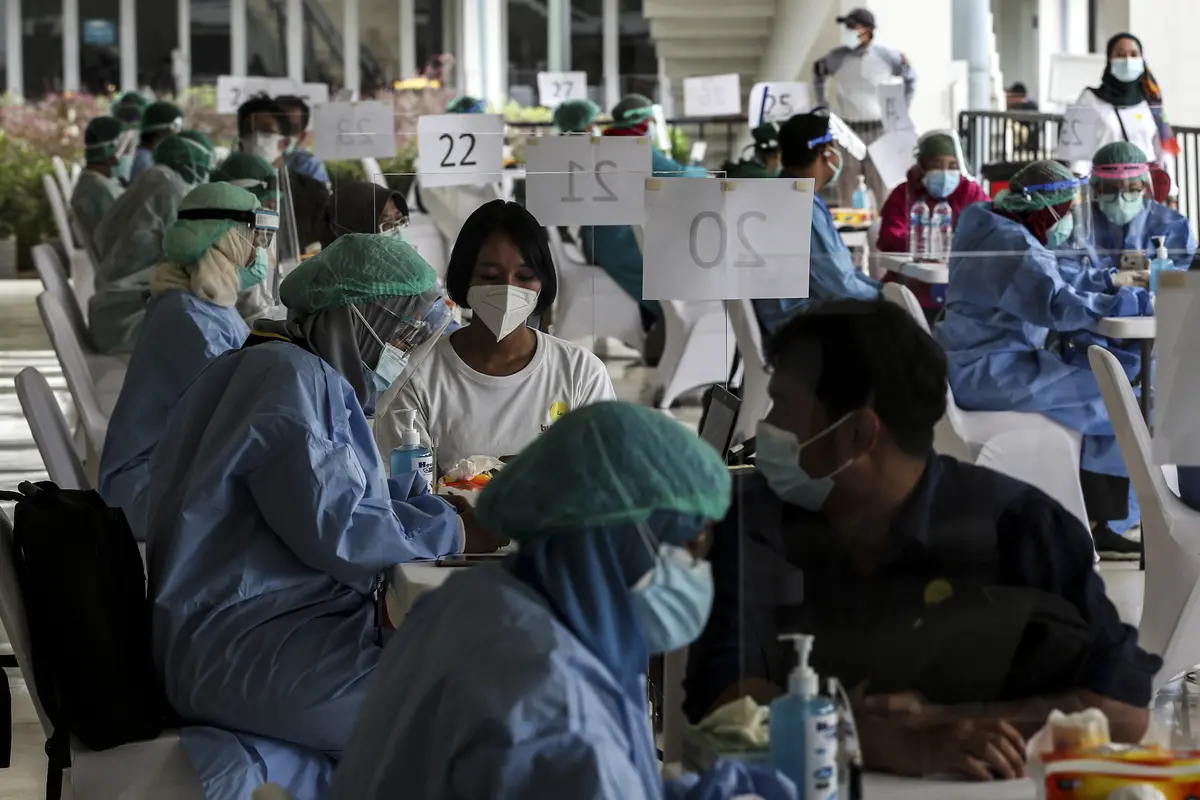 FOTO: Ribuan Tenaga Kesehatan Jalani Vaksinasi Dosis Pertama Secara Massal