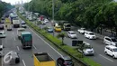 Kendaraan pengangkut melintas di JORR sekitar TB Simatupang, Jakarta, Selasa (6/9). Jelang perayaan Idul Adha 1437 H, Kemenhub melarang pengoperasian kendaraan pengangkut mulai 9 hingga 12 September 2016 mendatang. (Liputan6.com/Helmi Fithriansyah)
