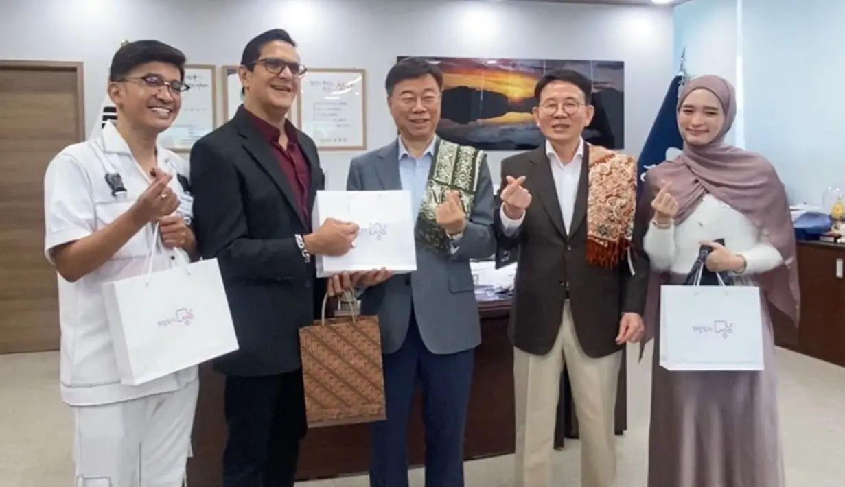 Inara Rusli juga mengunggah momen bersama Ruben Onsu yang turut menjalani kunjungan yang sama. Keduanya juga membagikan kain batik serta oleh-oleh Indonesia kepada walikota Seongnam.(Liputan6.com/IG/@mommy_starla)