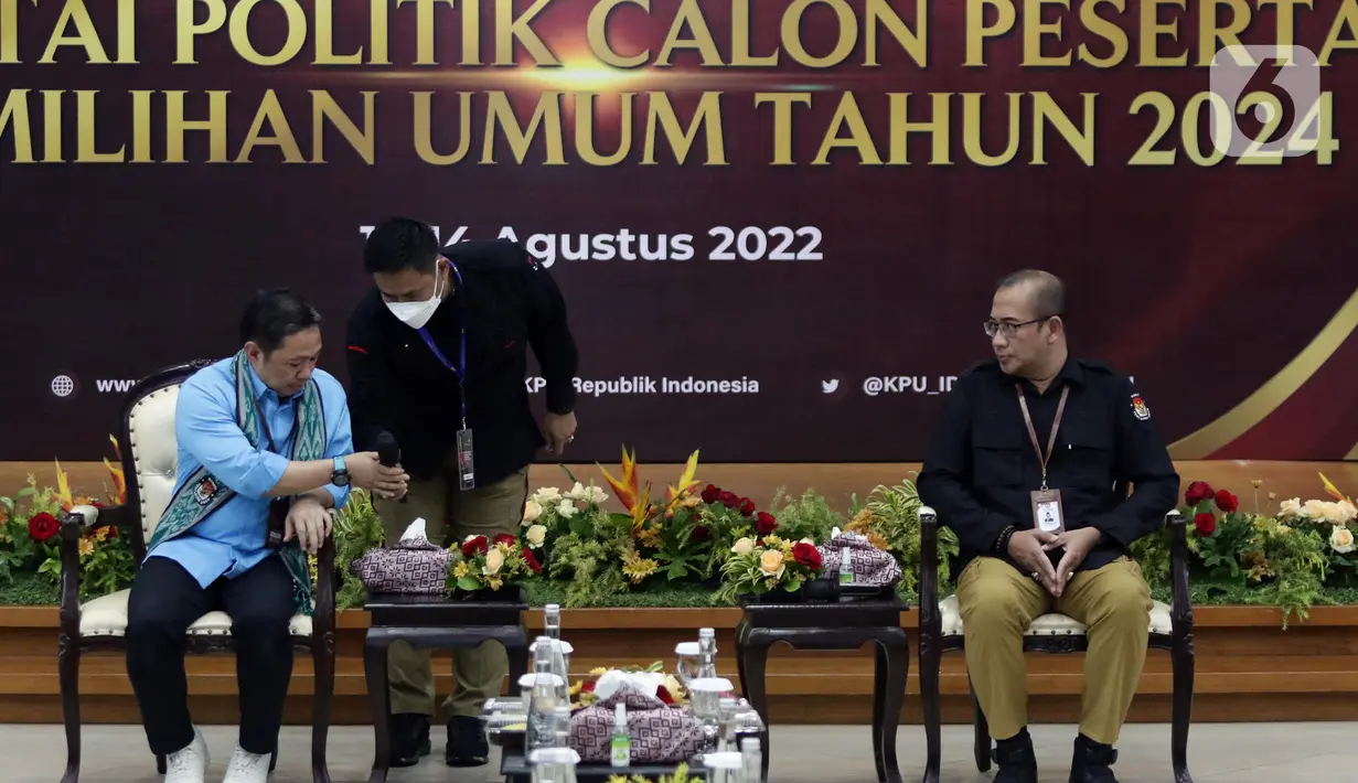 Ketua Komisi Pemilihan Umum (KPU), Hasyim Asy'ari (kanan) saat menerima pendaftaran Partai Gelombang Rakyat (Gelora) Indonesia sebagai Partai Politik Calon Peserta Pemilu 2021 di Gedung KPU, Jakarta, Minggu (7/8/2022). Hingga hari ketujuh masa pendaftaran, tercatat sudah 14 Partai Politik mendaftar untuk ikut dalam Pemilu 2024. (Liputan6.com/Helmi Fithriansyah)