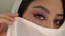 Sekali lagi melihat Margin Wieheerm yang luar biasa cantik bak putri Arab. Tapi kali ini, ia memilih kerudung berwarna putih dan menutupi sebagian wajahnya. Margin hanya menampilkan riasan matanya yang tajam dengan winged-eyeliner dan sedikit semburat warna merah muda. Foto: Instagram.