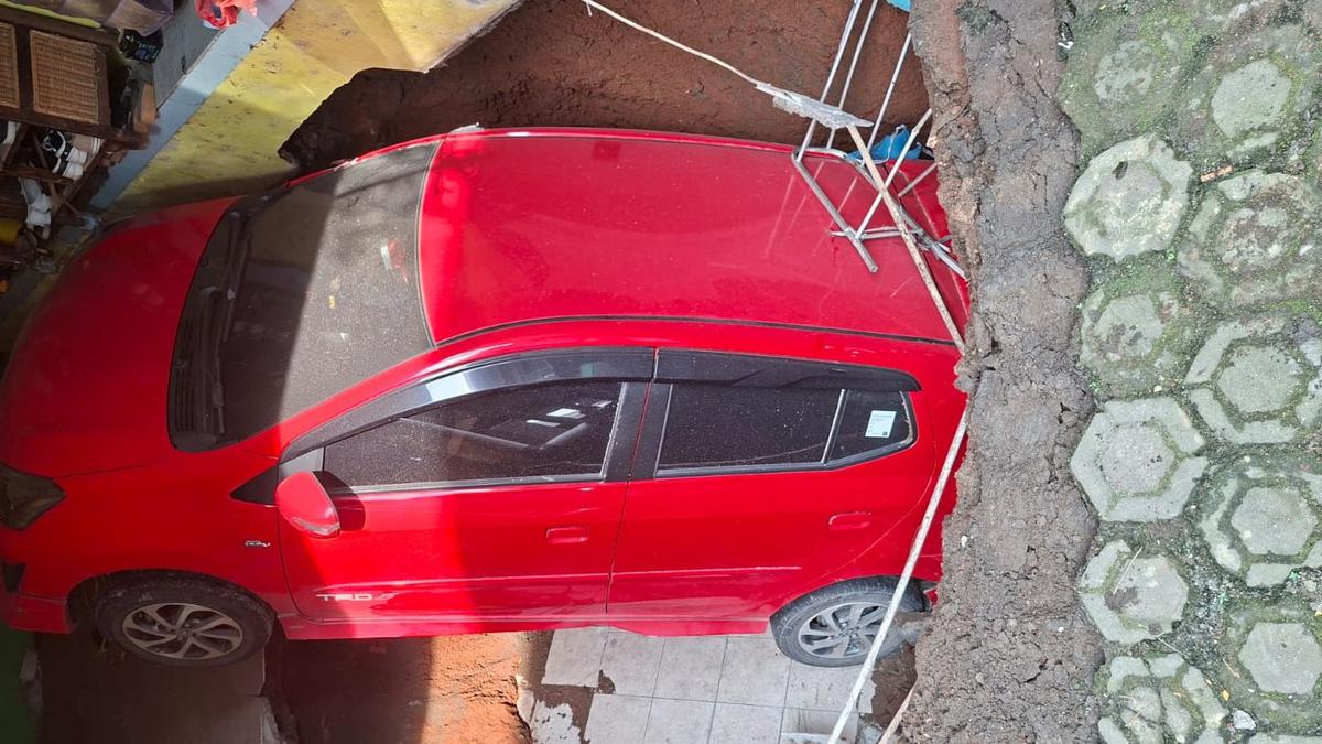 Saat Mobil Terperosok ke Septic Tank yang Menyatu dengan Garasi di Depok