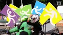 Gambar karakter cabang olahraga mulai terpasang di kawasan Bundaran Hotel Indonesia, Jakarta, Rabu (16/8). Jelang peluncuran hitung mundur Asian Games 2018 pemasangan karakter cabang olahraga dipercepat. (Liputan6.com/Helmi Fithriansyah)