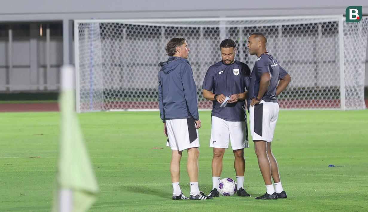 Sang pelatih, Patrick Kluivert pun berbicara mengenai kemungkinan untuk mencadangkan Maarten Paes dan memberikan kesempatan kepada Emil Audero Mulyadi saat melawan Bahrain nanti. (Bola.com/M Iqbal Ichsan)