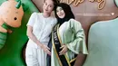 Kemudian Azizah Salsha dengan knit cardigan putih yang serasi dengan celana panjang yang dikenakannya sebagai bawahan.  [@nissyaa/@azizahsalsha_/@aaliyah.massaid].