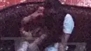 Dilansir dari TMZ, (10/05/16), Selena Gomez dan Orlando Bloom nampak asyik mengobrol. Tak hanya itu, mereka saling mesra dan memeluk bahkan berciuman didepan publik. (viatmz/Bintang.com)