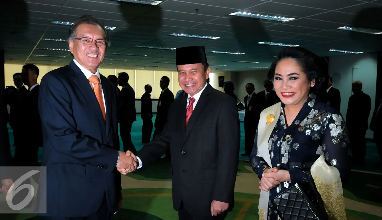 Halim Alamsyah (kiri) menyalami penggantinya Mirza Adityaswara sebagai Anggota Dewan Komisioner OJK di Sekretariat MA, Jakarta, Kamis (20/8/2015). Mirza diangkat berdasar SK Presiden No 61/P/2015 tanggal 23 Juli 2015. (Liputan6.com/Helmi Fithriansyah)