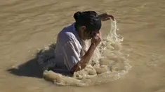 Seorang peziarah Kristen Ortodoks membenamkan dirinya ke Sungai Yordan saat upacara pembaptisan pada perayaan Epiphany di Qasr el Yahud, dekat kota Yerikho, Tepi Barat, 18 Januari 2022. Sungai Yordan dipercaya menjadi tempat di mana Yesus dibaptis. (AP Photo/Mahmoud Illean)