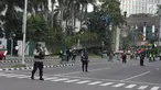 Personel Brimob melakukan pengamanan di sekitar Hotel Mandarin Oriental, Jakarta, Minggu (2/7). Seusai berlibur selama sepekan terakhir di Indonesia, rombongan Barack Obama akan menuju Seoul melalui Bandara Halim Perdanakusuma. (Liputan6.com/Angga Yuniar)