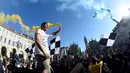 Senangnya ribuan suporter Juventus merayakan kemenangan usai merebut gelar Serie A Italia di pusat kota Turin, Italia (25/4). Juventus berhak meraih gelar Scudetto mereka yang ke-34. (REUTERS/Giorgio Perottino)