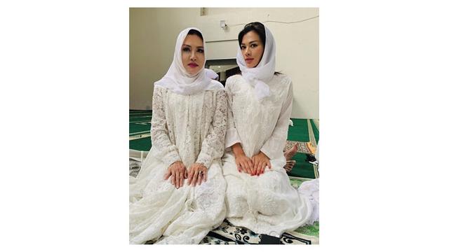 Adinda Bakrie Bersama Sang Ibunda, Bak Kakak-Adik