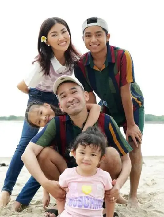 Pantai menjadi salah satu destinasi yang disukai keluarga Ruben Onsu. Mereka menikmati bermain di pantai. (Foto: Instagram/@ruben_onsu)