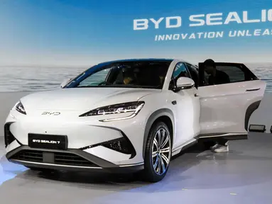 Pengunjung melihat tampilan mobil BYD sealion 7 saat gelaran Indonesia International Motor Show (IIMS) 2025 di JIExpo Kemayoran, Jakarta, Kamis (13/2/2025). (Liputan6.com/Herman Zakharia)