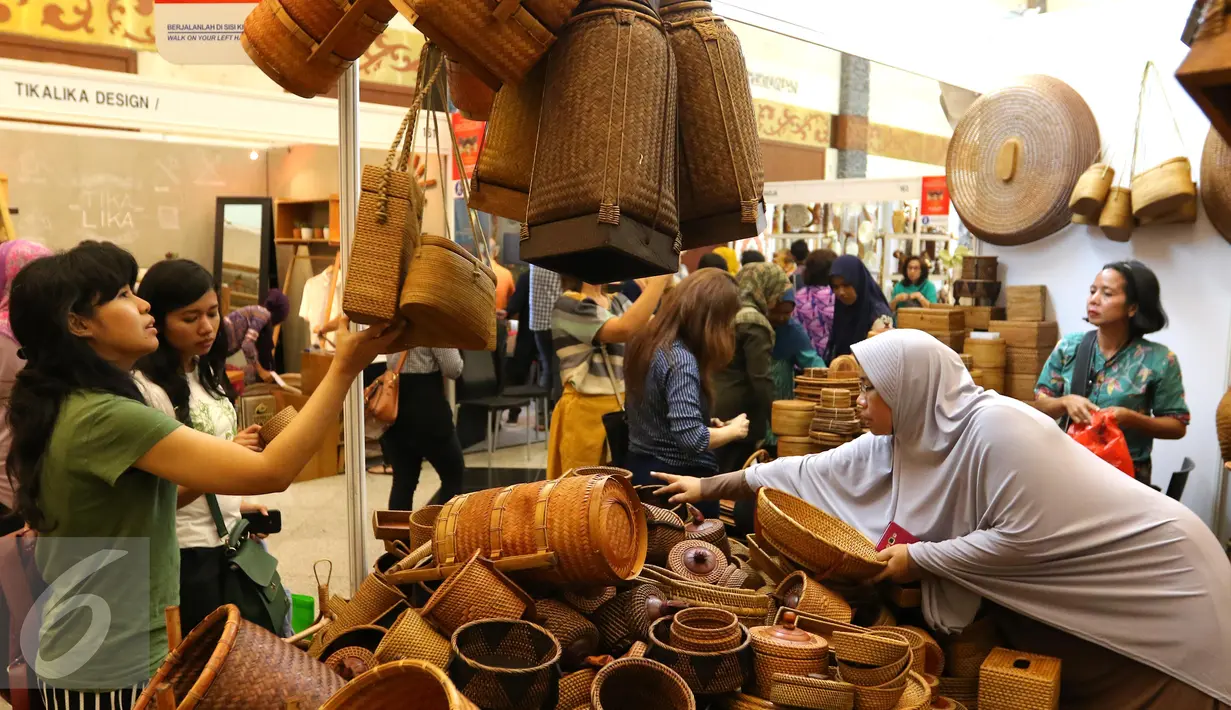 Pengunjung melihat produk yang dipamerkan saat INACRAFT 2016 di JCC Jakarta, Rabu (20/4). Inacraft 2016 ditargetkan mampu menyedot 200.000 pengunjung dan transaksi dagang mencapai lebih dari Rp 133 miliar. (Liputan6.com/Angga Yuniar)