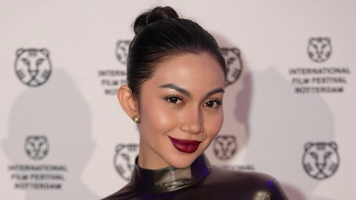 6 Potret Ariel Tatum Tampil Elegan dengan Gaun Kulit di International Film Festival Rotterdam 2025