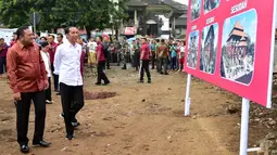 Presiden Joko Widodo atau Jokowi melihat spanduk rencana revitalisasi Pasar Sukawati di Kabupaten Gianyar, Bali, Jumat (14/6/2019). Jokowi yang ditemani Ibu Negara Iriana mengawali kunjungan kerja ke Bali dengan meninjau Pasar Sukawati. (Liputan6.com/Pool/Biro Pers Setpres)