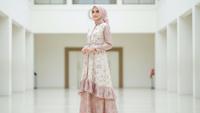 7 Model Gamis Batik Modern dengan Ruffle Minimalis di Bagian Hem, Elegan dan Trendi