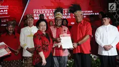 Ketua Umum DPP PDIP, Megawati Sukarnoputri (ketiga kiri) menyerahkan surat rekomendasi kepada pasangan Cagub dan Cawagub Papua di Jakarta, Kamis (4/1). PDIP secara resmi mengumumkan empat pasang cagub dan cawagub. (Liputan6.com/Helmi Fithriansyah)