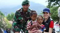 Sonia Fergina Citra, Puteri Indonesia 2018 jadi relawan bencana gempa Palu. (dok. Instagram @soniafergina/https://www.instagram.com/p/BpFAIfFBEkn/?hl=en&taken-by=soniafergina/Putu Elmira)