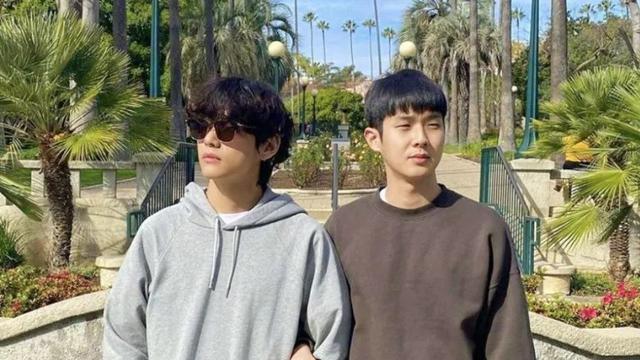 V BTS dan Choi Woo Shik. (Foto via Soompi)