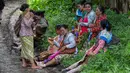 Masyarakat adat Bonokeling dari berbagai lokasi berjalan kaki sekitar 40 km selama dua hari untuk berkumpul berziarah di pemakaman Bonokeling. (DEVI RAHMAN/AFP)