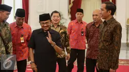 BJ Habibie menyapa wartawan saat menghadiri jamuan makan siang di Istana Merdeka, Jakarta, Selasa (13/10/2015). Habibie datang ditemani Anggota Wantimpres Suharso Monoarfa dan beberapa pengawal pribadinya. (Liputan6.com/Faizal Fanani)