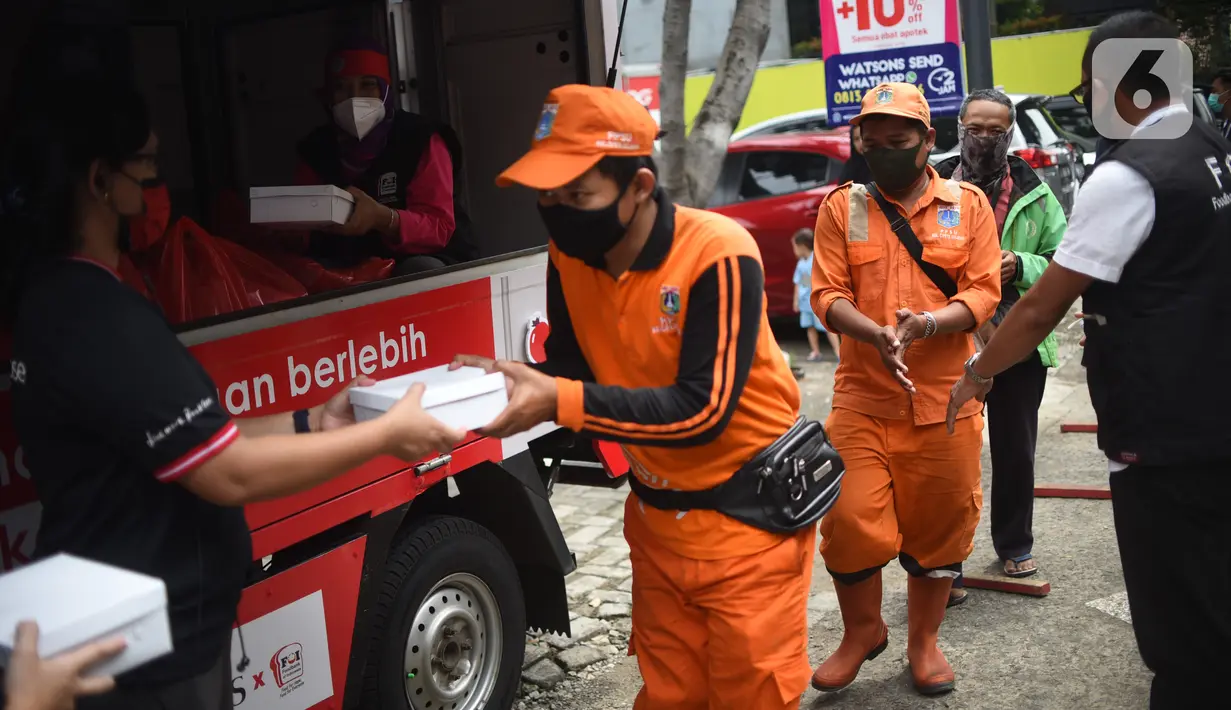 Penerima manfaat antre mendapatkan paket makanan dengan “Kulkas Berjalan” di Jakarta (18/2/2022). Bank DBS Indonesia dan FoI telah mengumpulkan 1.200 paket makanan yang dibagikan kepada masyarakat rentan di DKI Jakarta khususnya warga terdampak pandemi. (Liputan6.com/HO/DBS)
