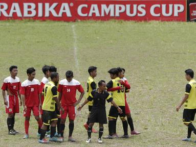 Pemain STIMED Nusa Palapa saling bersalaman dengan pemain STIEM Bungayya pada laga Torabika Campus Cup 2017 di Stadion UNM, Makassar, Kamis, (19/10/2017). STIMED Nusa Palapa menang adu penalti atas STIEM Bungayya. (Bola.com/M Iqbal Ichsan)