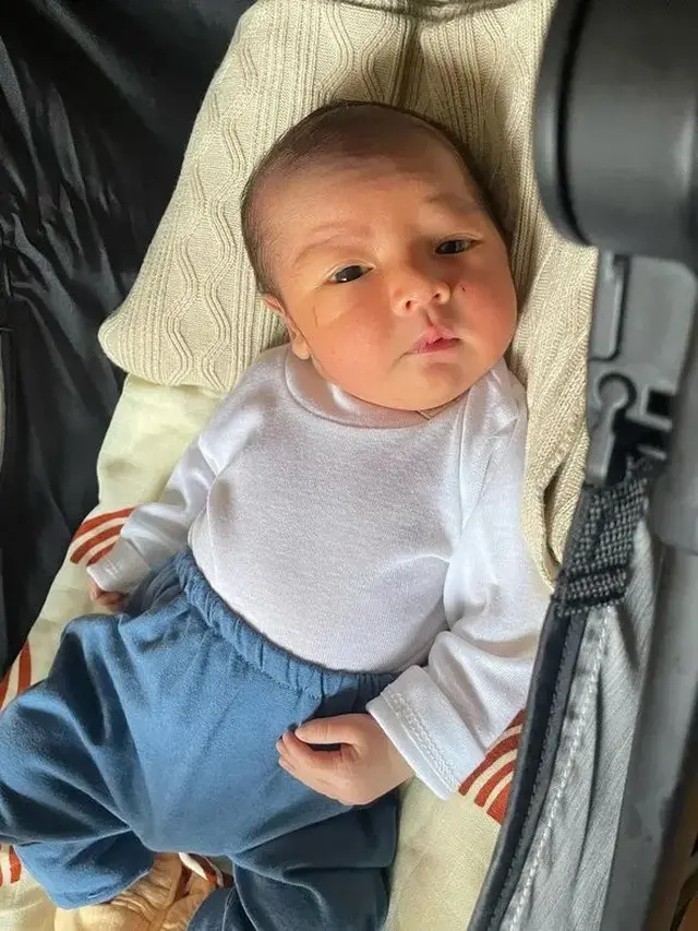 7 Potret Terbaru Wajah Anak Arie Kriting dan Indah Permatasari yang Sempat Disembunyikan