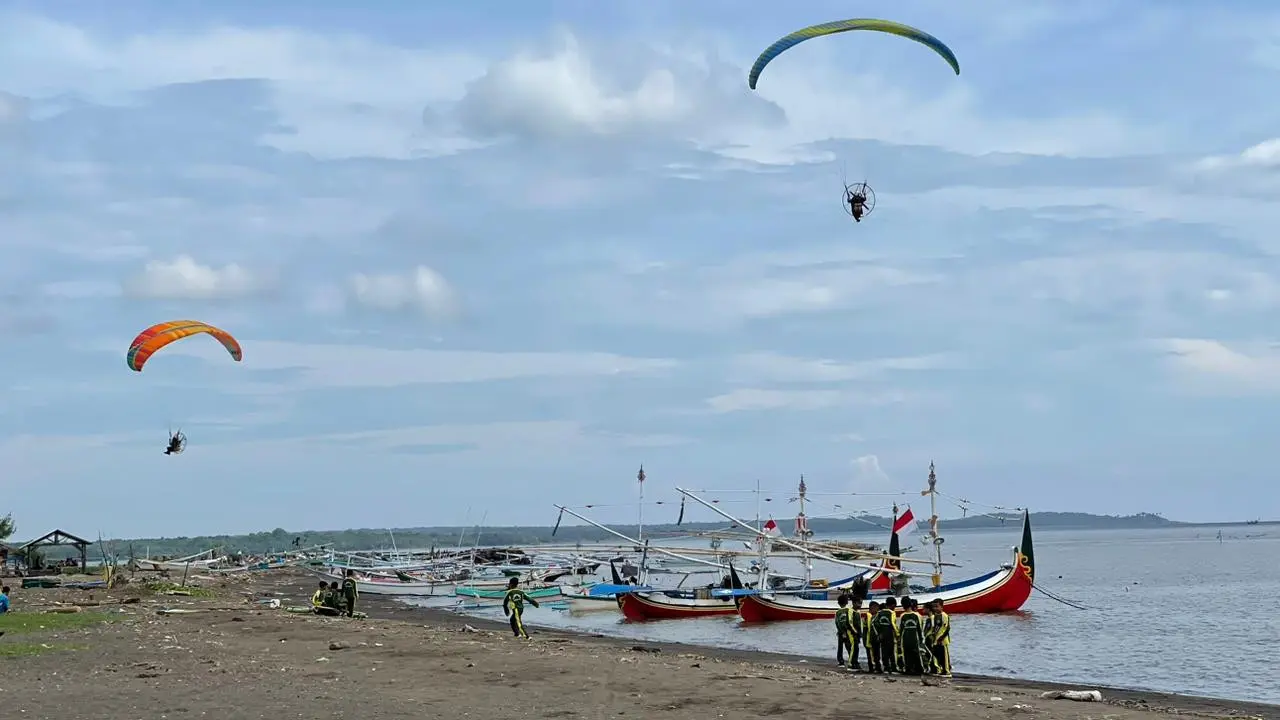 Antraksi Paramotor di Pantai Bimorejo untuk menarik wisatawan berkunjung ke daerah tersebut (Istimewa)