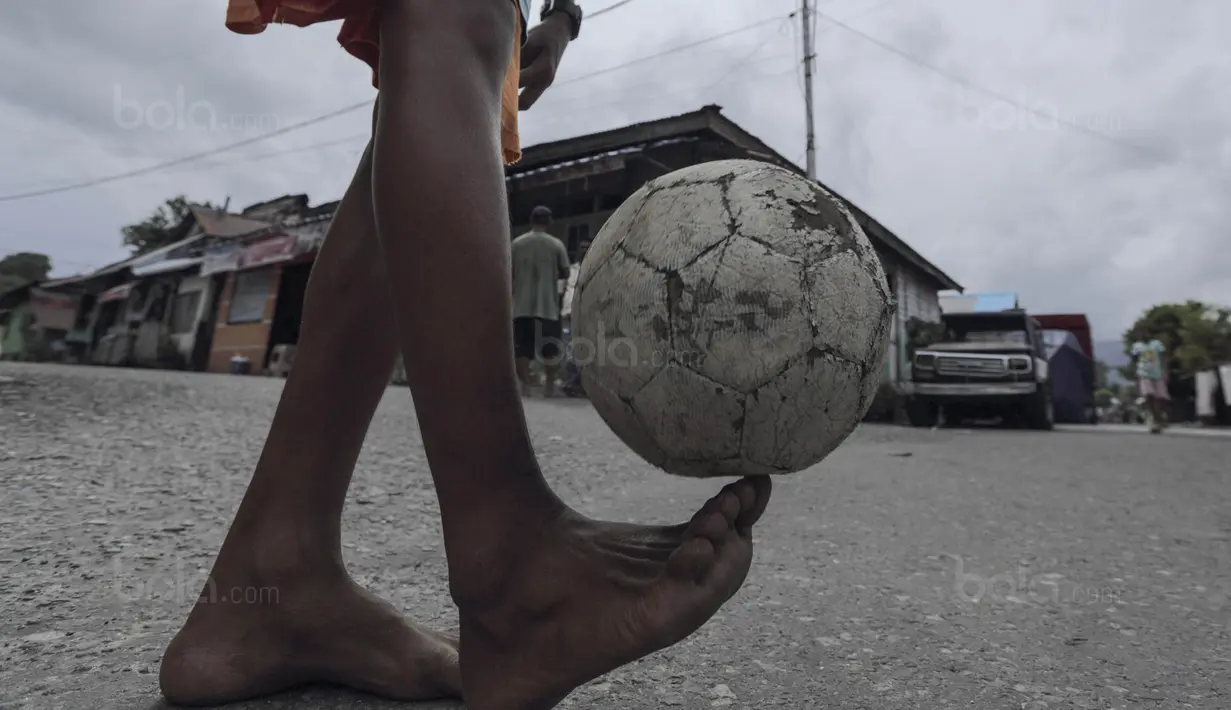 Meski tidak ditunjang fasilitas sepak bola yang memadai, Tulehu mampu menelurkan bakat-bakat handal. Hanya berbekal bola yang sudah jelek para anak Tulehu belajar bermain sepak bola. (Bola.com/Peksi Cahyo)